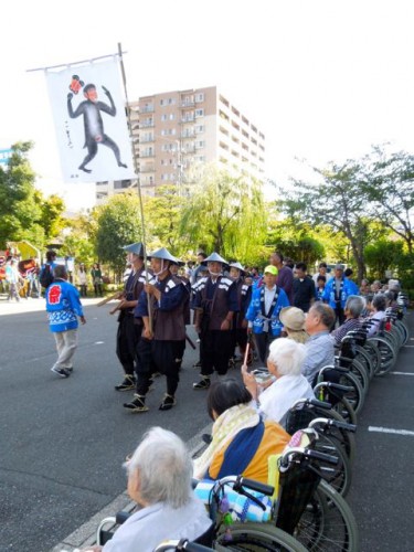 徳川義直候が描いたとされる猿の絵の旗を掲げた足軽姿の人たちが先頭を歩く。