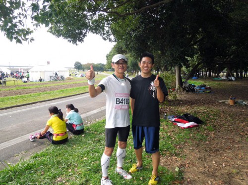 レースを終えて塚原（左）と田中さんで記念撮影