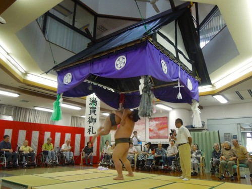 相撲技の披露。朝弁慶が朝乃丈を吊り出しに。