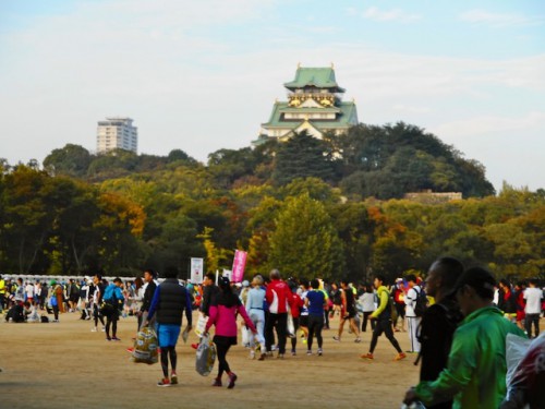 「大阪マラソン2016」のスタート会場、大阪城公園に集まるランナーたち